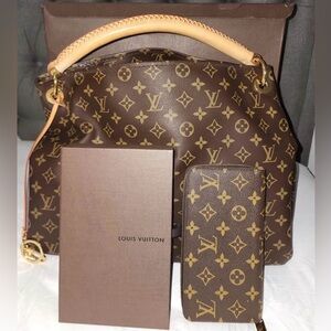 Louis Vuitton Monogram Artsy MM Hobo 19" L × 14.5" H × 7.5" D.